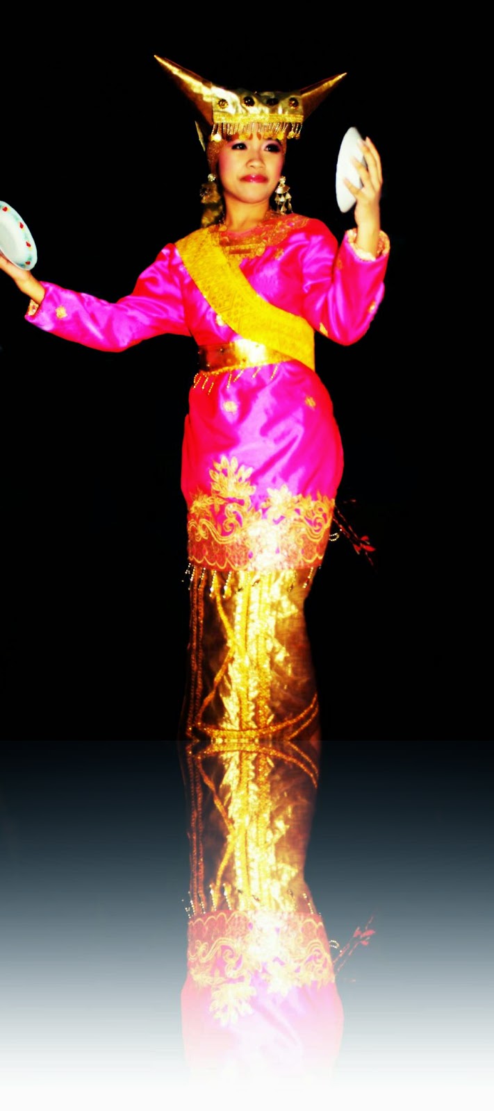 Dunia Sekretaris: Tari piring dari sumatra barat