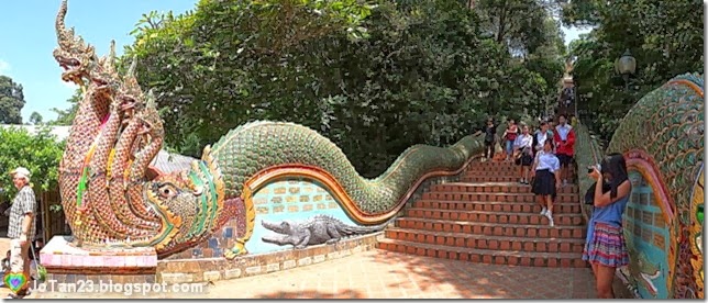 things-to-do-in-chiang-mai-go-to-doi-suthep-temple-stairs