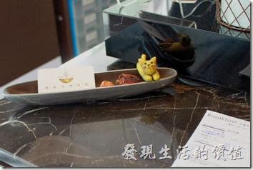 台南-綠帕克咖啡館。結帳櫃台前有名片，還有一隻可愛的小貓咪。