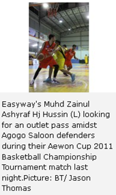 Easyway's Muhd Zainul Ashyraf Hj Hussin (L) looking for an outlet pass amidst Agogo Saloon defenders during their Aewon Cup 2011 Basketball Championship Tournament match last night.Picture: BT/ Jason Thomas 