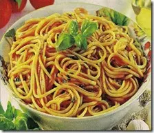 Spaghetti con sugo di pomodoro e basilico