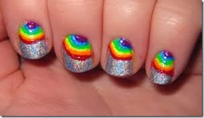 decoracion de uñas de arcoiris con plateado