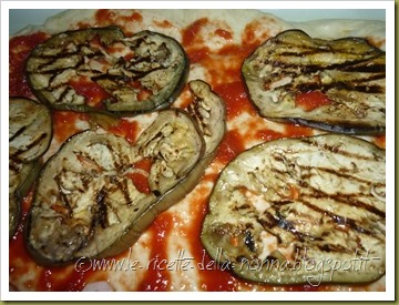 Pizza con melanzane, erbe aromatiche e cipolla (8)
