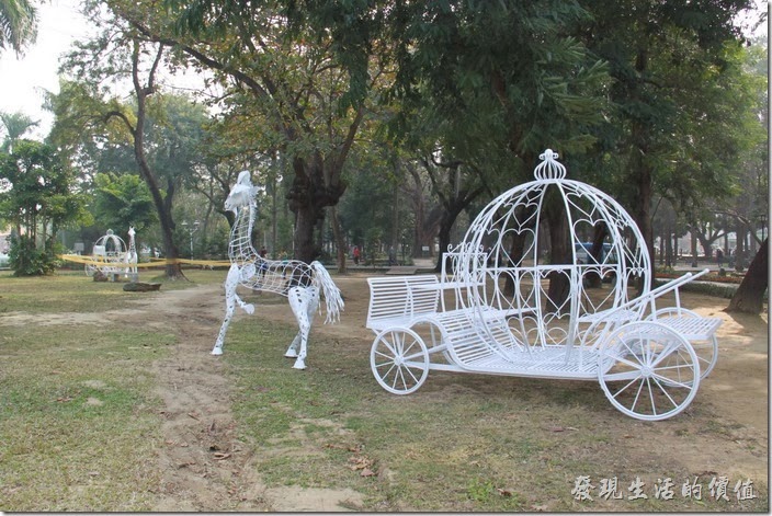 台南-2014中山公園百花祭。目前在台南公園內看到兩輛不同造型的馬車。