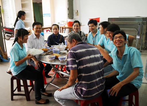 Các tình nguyện viên ăn trưa sau khi các thí sinh đã dùng bữa
