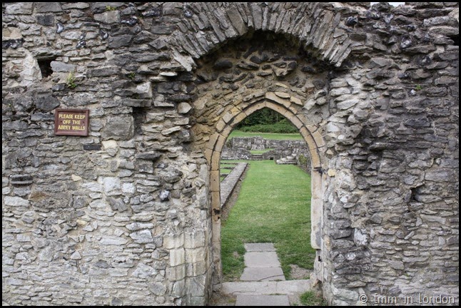 Lesnes Abbey - Please keep off the abbey walls