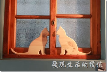 台南-PianoPiano。兩個窗台上各有兩隻小貓，不過小貓的樣式各有千秋。