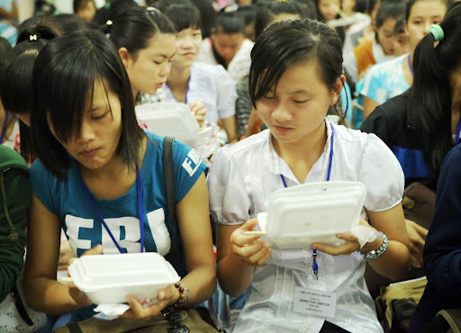 Các thí sinh ăn sáng trước khi đến trường thi