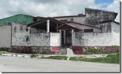 Escola abandonada preocupa moradores do Marcos Freire