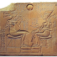24.- Faraón Akhenatón y su familia