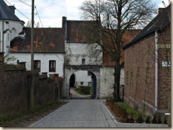Kerniel, abdij Mariënlof ('klooster van Colen'): de ingangspoort. Rechts de voormalige lagere school voor meisjes. Links tegen de kapel aan de voormalige kleuterschool