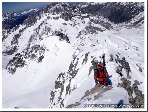 Arista NO y Descenso Cara Oeste con esquís (Pico de Arriel 2822m, Arremoulit, Pirineos) (Isra) 9432