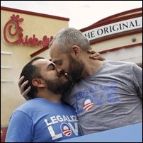 Casal participa de protesto contra a rede Chick-fil-A em Hollywood, na California, que é contrária ao casamento de pessoas do mesmo sexo 