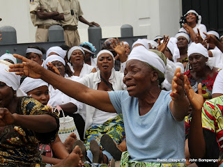 Des femmes de l’opposition congolaise le 19/12/2011  devant l’ambassade des USA à Kinshasa, à la veuille de la prestation de serment de Joseph Kabila. Radio Okapi/ Ph. John Bompengo