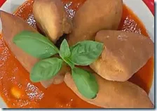 Panzerotti imbottiti con ricotta e capocollo su salsa di pomodoro