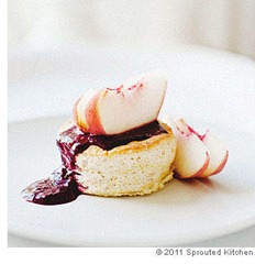 ginger_cakes_with_white_peaches_and_blackberry_coulis
