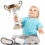 Retrato de um garotinho segurando uma taça de vencedor (orgulho, felicidade, vitória, precoce) [Viorel Sima em www.123RF.com]