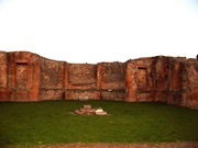 Larario Público en el Foro de Pompeii. Todo indica que fue construido después del terremoto del 62 y que se consagró a los dioses protectores de Pompeii. El edificio esta recargado de hornacinas y columnas adosadas a la pared. En el centro del área se halla el altar donde se realizaban los sacrificios.