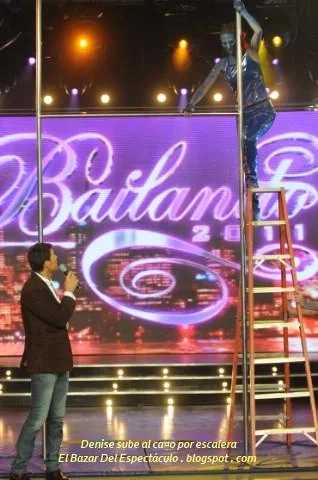 Denise sube al ca¤o por escalera.JPG