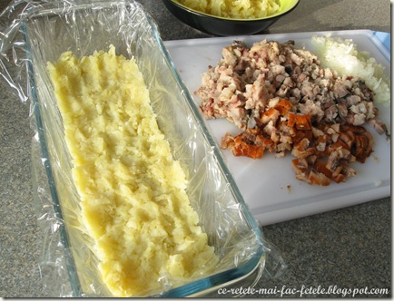 Salată Rusească - asezam un strat de cartofi fierti