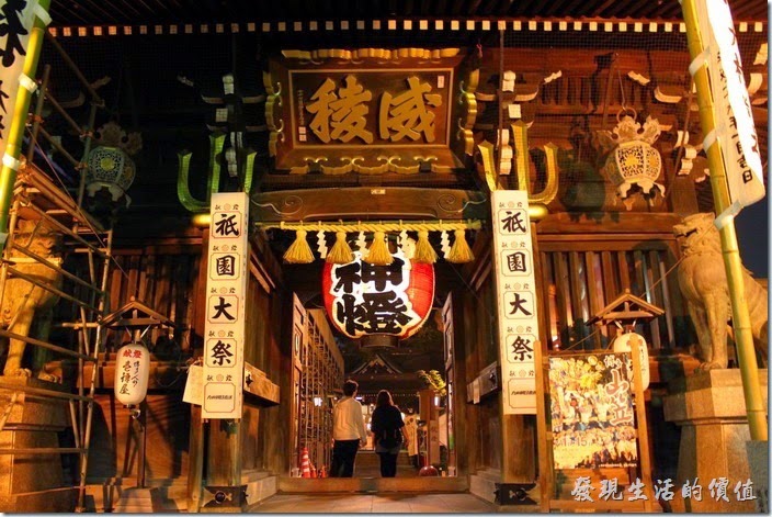 日本北九州-祇園【櫛田神社】的正門口有「威稜」兩個大字匾額與「御神燈」，古典的木頭建築，可見有一定的歷史。