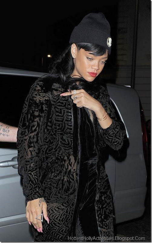 Rihanna Hot Pics in Black Dress 5