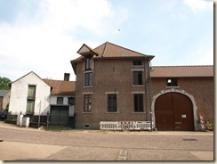 Borlo, Molenstraat en Dorpsplein: voormalige brouwerij (19de eeuw). Zie http://nl.wikipedia.org/wiki/Borlo