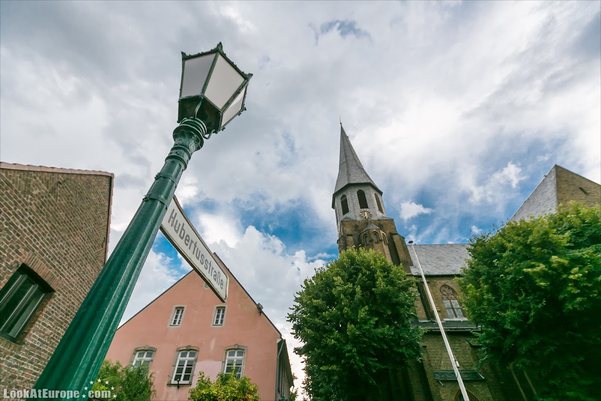 LookAtEurope.com | Европейские фото путешествия. Германия, Дормаген. Крепость-таможня Цонс,неоготическая церковь Святого Мартина | Germany, Dormagen Zons