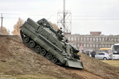 В рамках выставки "ВТТВ-2013" прошел показ военной техники ВДВ