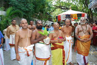 Similar to the previous day, Vedic Pandits recite vedic hymns as they await to welcome Swamiji with poorna kumbam, garlands and umbrella. Sri Parasara Lakshmi Narasimha Bhattar (Acharya purusha) from Srirangam is seen on the extreme right.