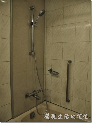 台北凱薩大飯店。浴室內的淋浴，沒有乾濕分離的設施，只能用浴缸淋浴，要避免小心滑倒。