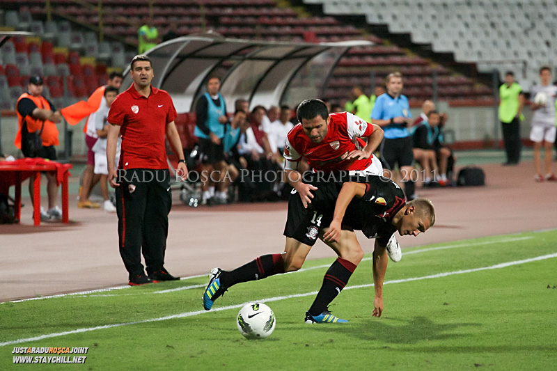 Mihai Roman de la Rapid si Catalin Munteanu de la Dinamo se lupta pentru balon in timpul meciului dintre Dinamo Bucuresti si Rapid bucuresti, din cadrul etapei a VII-a a ligii 1 de fotbal, duminica, 18 septembrie pe stadionul Dinamo din Bucuresti.