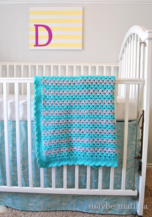 Pattern and photo step-by-step tutorial to make this cute crochet granny stripe blanket!