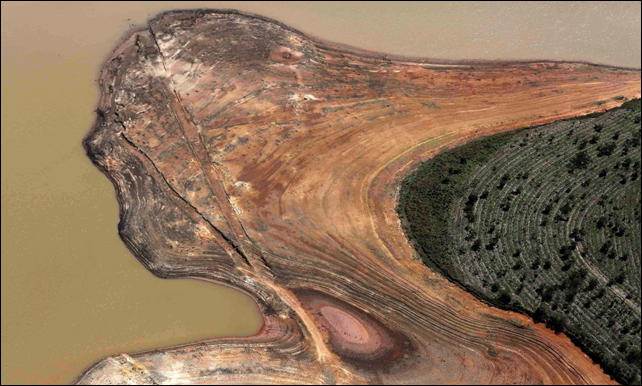 An aerial view of the Atibainha dam, part of the Cantareira reservoir, during the drought in Nazare Paulista, São Paulo state, November 2014. Photo: Nacho Doce / Reuters