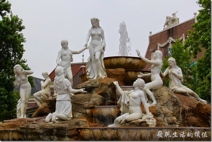 豪斯登堡的「娛樂設施城」以女神們群聚的噴水池為中心。