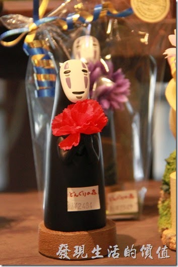 日本北九州-由布院-榛果之森。店內販賣的無臉男玩偶。 