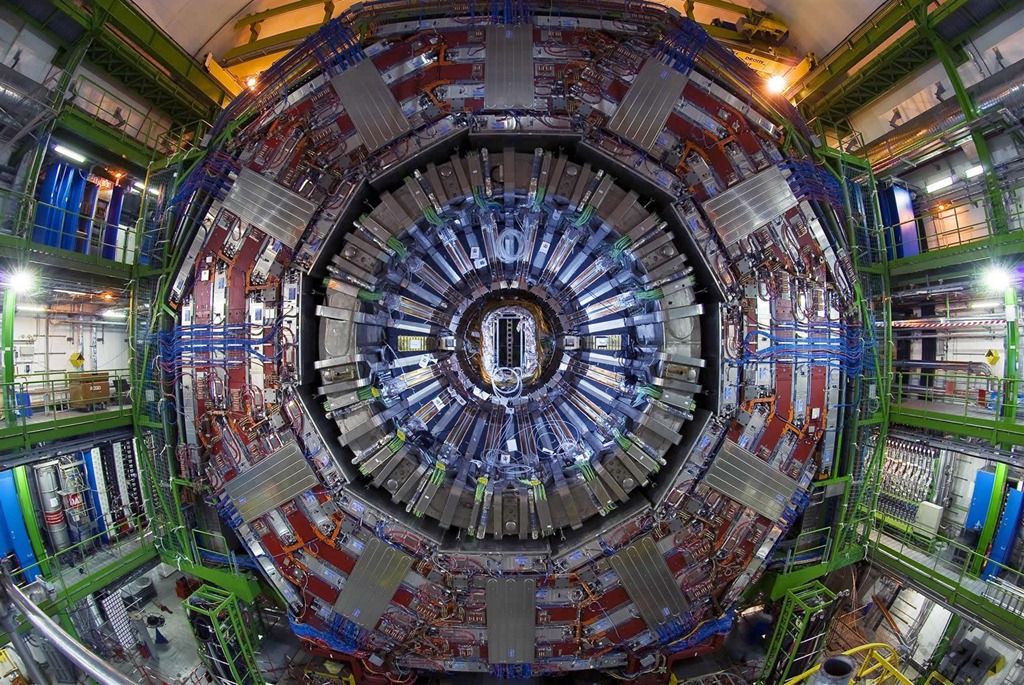 [CERN-LHC_CMS-detector_144dpi14.jpg]