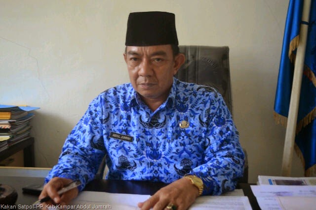 [Kakan%2520Satpol-PP%2520Bangkinang%2520Kab.Kampar%2520Abdul%2520Jumrah%252CSaat%2520di%2520jumpai%2520diruang%2520kerjanya%2520Senin%2520%252822-12-2014%2529%255B11%255D.jpg]