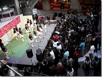 1024px-AKB48%E2%80%90%E6%A1%9C%E3%81%AE%E8%8A%B1%E3%81%B3%E3%82%89%E3%81%9F%E3%81%A1