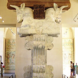 68 - Pilar persa del Louvre