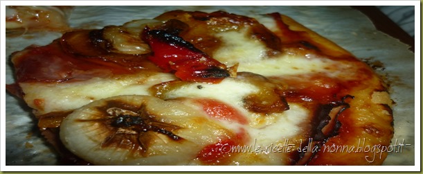 Pizza con prosciutto cotto, peperoni e cipolline (12)