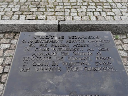 28. Placa in romaneste la Birkenau.JPG