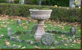 Fuente en el jardín de la iglesia - Oroz-Betelu