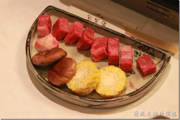 日本北九州-由布院-彩岳館。和牛肉、香菇、玉米，忘了詢問如果不吃牛肉的是否可以換成豬肉。因為老婆不能吃牛，所以全塞進了我的肚子。
