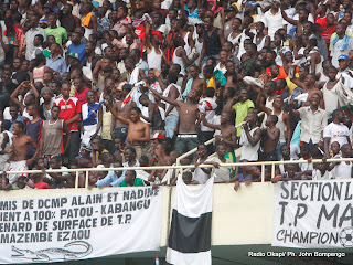 Les supporters de DCMP soutiennent la victoire de TP. Mazembe le 29/09/2011 au stade des Martyrs à Kinshasa. Radio Okapi/ Ph. John Bompengo