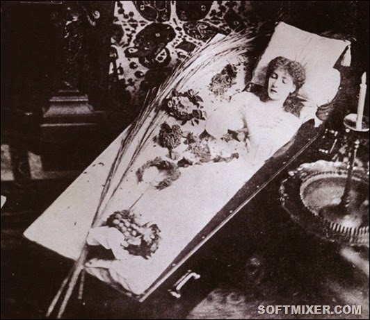 Сара-Бернар-специально-устроила-эту-фотосессию-в-гробу-в-1882-году