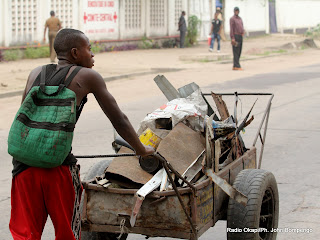 Avenue de la Justice, au centre d’affaires de Kinshasa, capitale de la République démocratique du Congo. Les ferrailleurs sillonnent la ville à la recherche de la mitraille.
