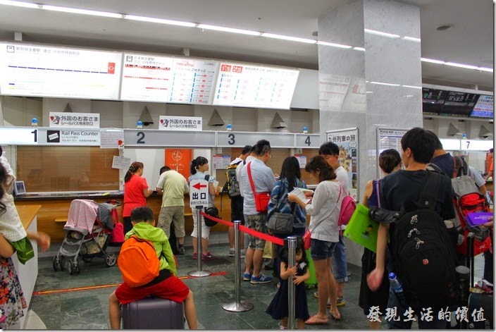 一堆人排隊等著劃位，幾乎都是台灣人，因為都是同一班飛機。