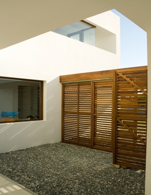 Casa alegría estudio volpe sardin puertas-rejas-de-madera