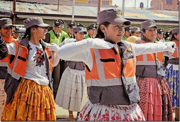 20 cholitas se unen a la Guardia de Transporte de El Alto